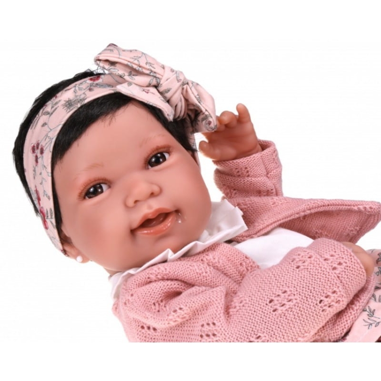 Lalka Hiszpańska 42 cm Antonio Juan 50036 Pipa, bobas cały z winylu, dziewczynka, krótkie ciemne włosy, rzęsy, imitacja śliny w kąciku ust, kolczyki w uszach na stałe, ubranko, smoczek, poduszka