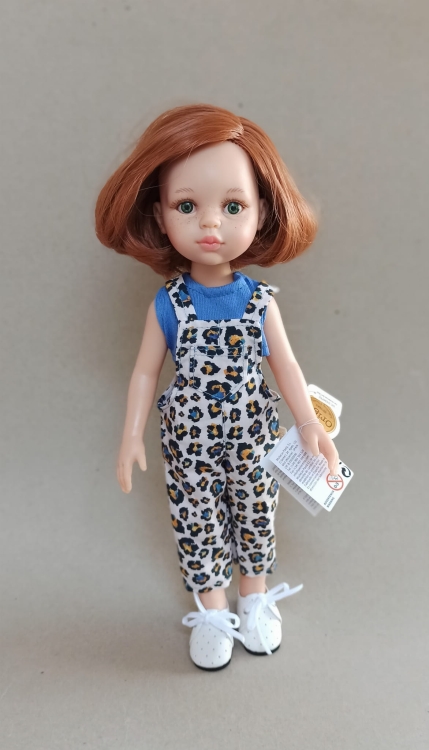 Lalka Hiszpańska 32 cm Paola Reina Amigas 04467, klasyczna, cała z winylu, zielone oczy, proste rude włosy do ramion, bluzeczka, spodnie, białe wiązane buciki