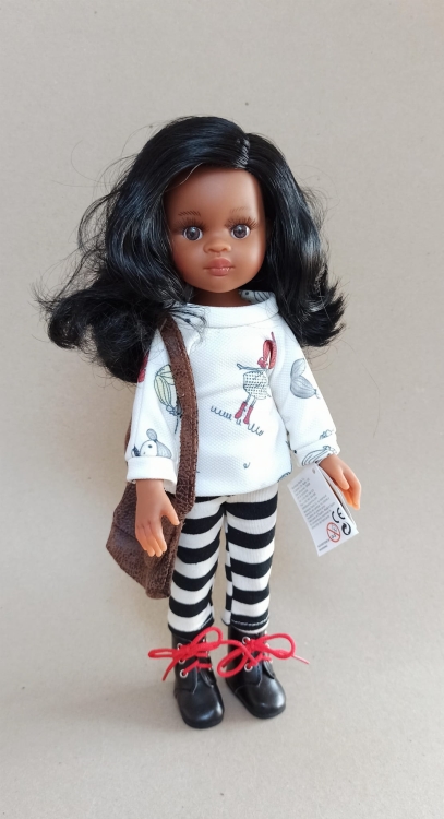 Lalka Hiszpańska 32 cm Paola Reina Amigas 04474 Nora, klasyczna, cała z winylu, ciemna skóra, brązowe oczy, czarne lekko falowane włosy, tunika, legginsy, torebka, wiązane buciki