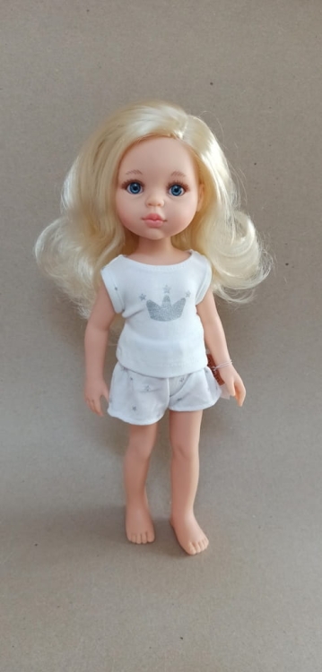 Lalka Hiszpańska 32 cm Paola Reina Amigas 13215 Claudia, klasyczna, cała z winylu, w piżamce, jasnoblond włosy, niebieskie oczy