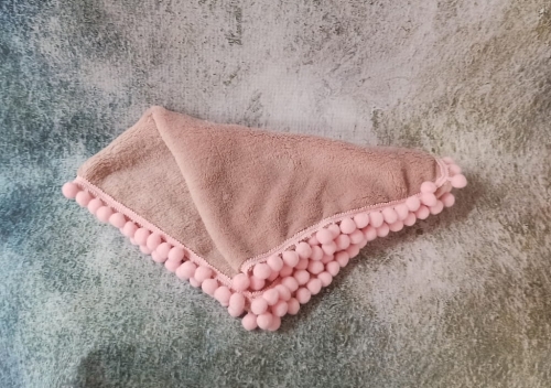 Kocyk dla lalki 21 cm Mini Amigas pudrowy róż, pluszowy, obszyty taśmą z pomponikami