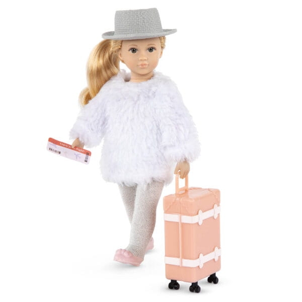 Lalka Kanadyjska 15 cm Lori 31172 Leighton, cała z winylu, blond włosy, futrzana tunika, srebrzyste rajstopy, buciki, kapelusz, okulary, aparat, 3 walizki, akcesoria podróżne