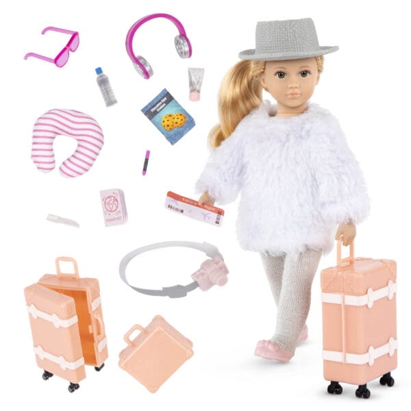 Lalka Kanadyjska 15 cm Lori 31172 Leighton, cała z winylu, blond włosy, futrzana tunika, srebrzyste rajstopy, buciki, kapelusz, okulary, aparat, 3 walizki, akcesoria podróżne
