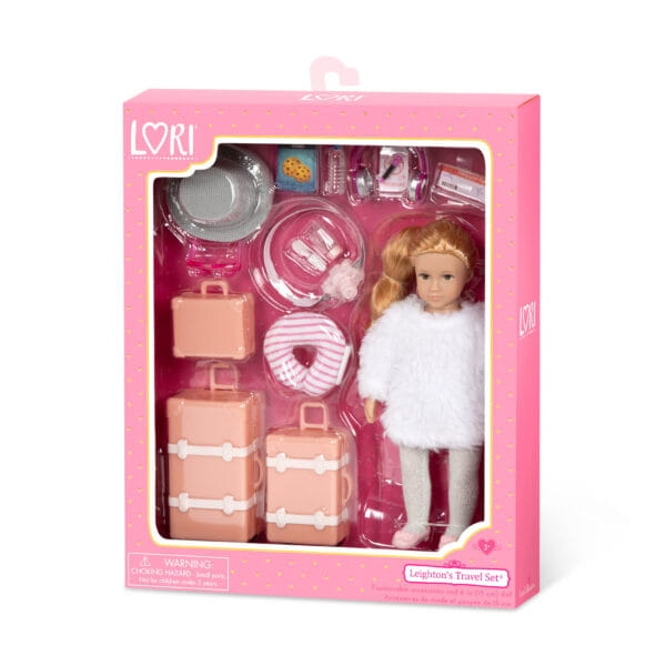 Lalka Kanadyjska 15 cm Lori 31172 Leighton, cała z winylu, blond włosy, futrzana tunika, srebrzyste rajstopy, buciki, kapelusz, okulary, aparat, 3 walizki, akcesoria podróżne