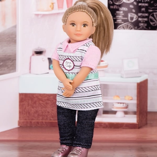 Lalka Kanadyjska 15 cm Lori 31111 Vera baristka, tułów materiałowy twardy, blond włosy, bluzka, spodnie, fartuszek, buciki