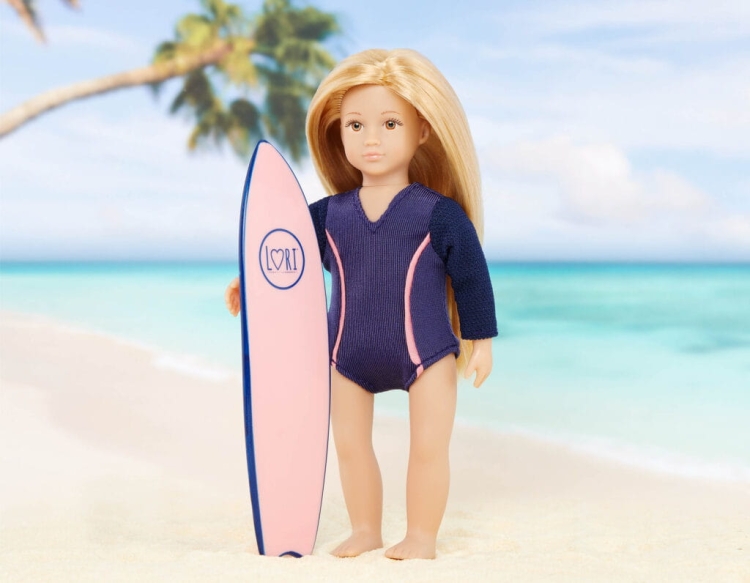 Lalka Kanadyjska 15 cm Lori 31152 Audrina, cała z winylu, jasnoblond włosy, strój do surfowania, deska surfingowa
