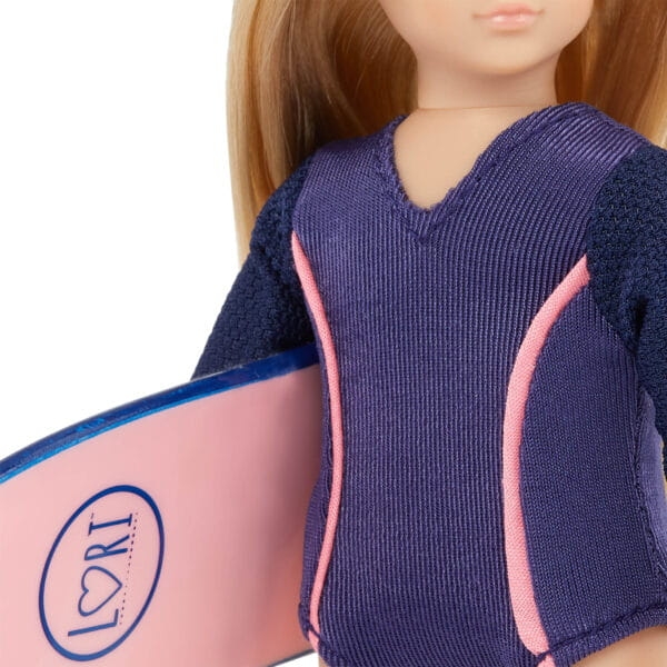 Lalka Kanadyjska 15 cm Lori 31152 Audrina, cała z winylu, jasnoblond włosy, strój do surfowania, deska surfingowa