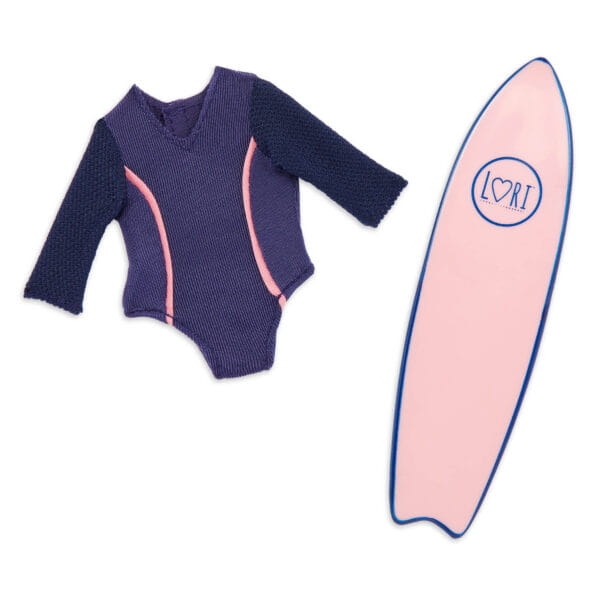 Lalka Kanadyjska 15 cm Lori 31152 Audrina, cała z winylu, jasnoblond włosy, strój do surfowania, deska surfingowa