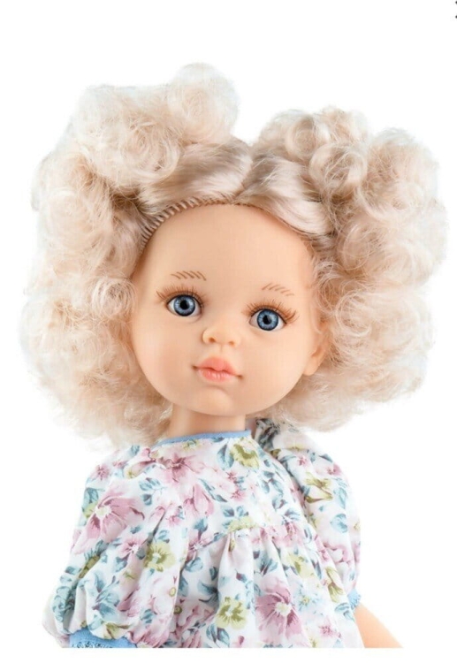 Lalka Hiszpańska 32 cm Paola Reina Amigas 04483 Mari Pili, klasyczna, cała z winylu, niebieskie oczy, białe perłowe z odcieniem różu włosy do ramion, sukienka w kwiatuszki, rajstopki w paseczki, niebieskie buciki