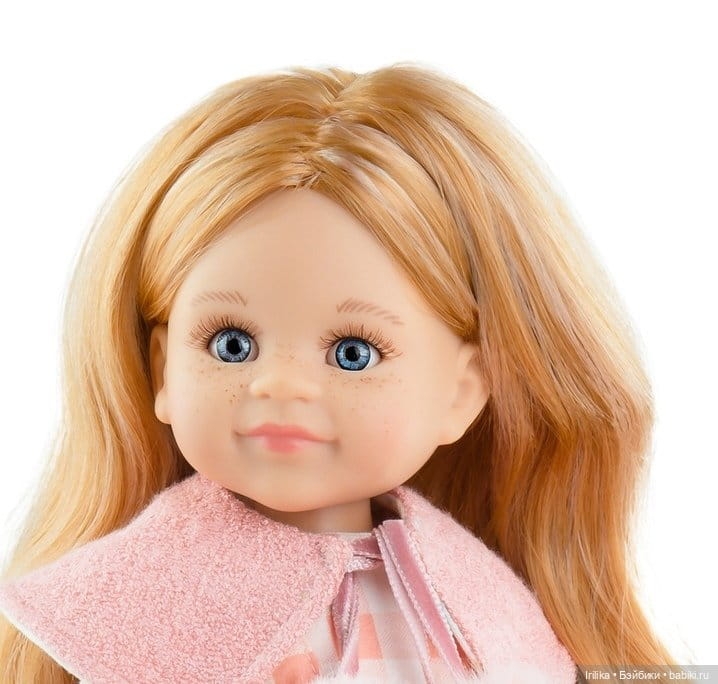 Lalka Hiszpańska 32 cm Paola Reina Amigas 04490 Conchi, klasyczna, cała z winylu, niebieskie oczy, blond włosy  z jasnymi pasemkami, sukienka, płaszczyk, majteczki, białe wiązane buciki