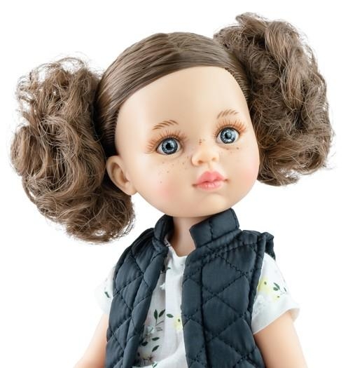 Lalka Hiszpańska 32 cm Paola Reina Amigas 04465 Carol, klasyczna, cała z winylu, niebieskie oczy, brązowe włosy związane w dwa kucyki, piegi na buzi, bluzeczka, kamizelka, spodnie, wiązane czarne, buciki