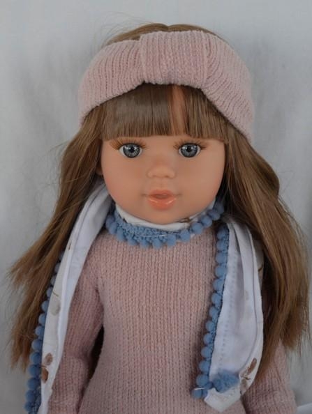 Lalka Hiszpańska 40 cm Marina&Pau 1527 Marina, klasyczna, cała z winylu,  ciemne dłuższe włosy z grzywką, w ubranku