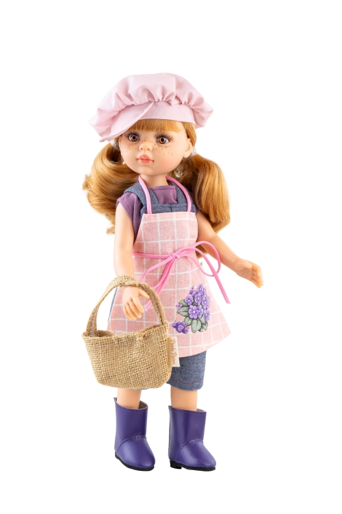 Lalka Hiszpańska 32 cm Paola Reina Amigas 04701 Irene ogrodniczka, klasyczna, cała z winylu, brązowe oczy, piegi na buzi, blond z odcieniem rudego włosy z grzywką, bluzeczka, ogrodniczki, fartuch, czapka, torba, buciki