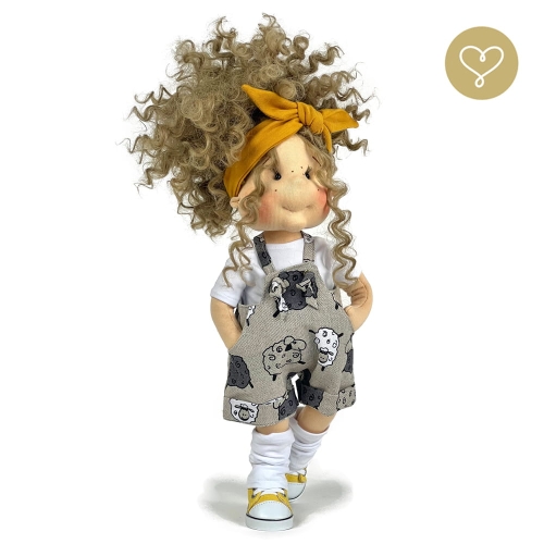 Szare lniane spodnie ogrodniczki 3 dla lalki 38 cm Lullu Dolls, wzór w owieczki