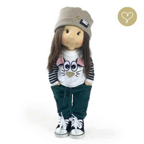 Strój Myszka 1 dla lalki 38 cm Lullu Dolls beżowa czapka beanie, bluzka z aplikacja myszki długi rękaw, zielone spodnie dresowe z kieszeniami