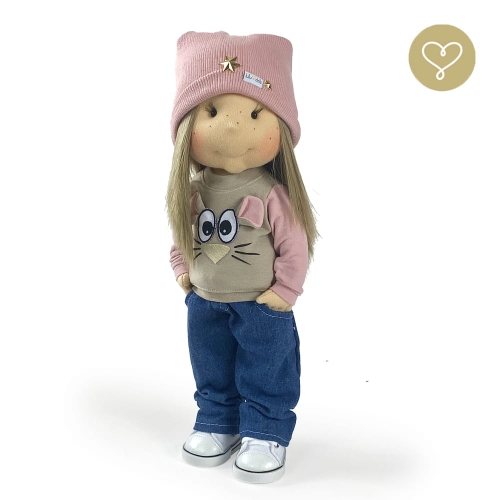 Strój Myszka 2 dla lalki 38 cm Lullu Dolls różowa czapka beanie, bluzka z aplikacja myszki długi rękaw, jeansowe spodnie slouchy z kieszeniami