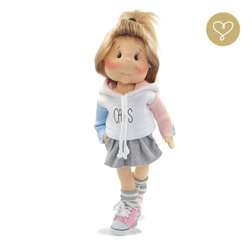 Strój Juju dla lalki 38 cm Lullu Dolls biała bluza z kapturem,  napis Cats, z kolorowymi rękawami, szara sztruksowa spódniczka z kieszeniami i aplikacją kotka, skarpety w biało-szare paski