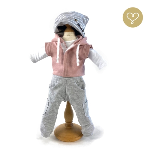 Strój Kaida dla lalki 38 cm Lullu Dolls szara w białe paseczki czapka beanie, biała koszulka z długim rękawem, różowy bezrękawnik z kapturem "Smok", szare dresowe spodnie z kieszeniami