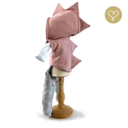 Strój Kaida dla lalki 38 cm Lullu Dolls szara w białe paseczki czapka beanie, biała koszulka z długim rękawem, różowy bezrękawnik z kapturem "Smok", szare dresowe spodnie z kieszeniami