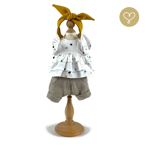 Strój Milenka dla lalki 38 cm Lullu Dolls musztardowa opaska na głowę, biała sukienka w kropki, lniane krótkie spodenki z kieszeniami