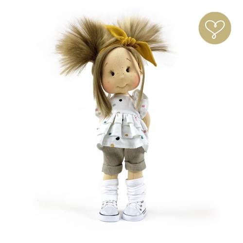 Strój Milenka dla lalki 38 cm Lullu Dolls musztardowa opaska na głowę, biała sukienka w kropki, lniane krótkie spodenki z kieszeniami