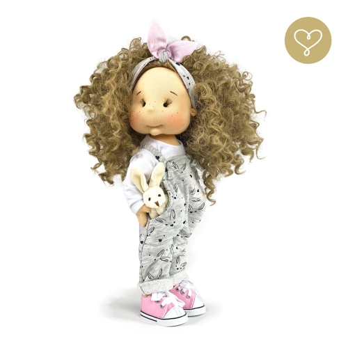 Strój Nina dla lalki 38 cm Lullu Dolls biała bluzka z długim rękawem, szare spodnie ogrodniczki we wzorki