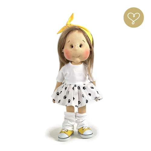 Strój Wiosenny dla lalki 38 cm Lullu Dolls żółta opaska na głowę, biała sukienka ze wzorkiem w kocie łapki, białe getry
