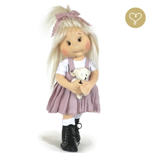 Sukienka różowa lniana 3 dla lalki 38 cm Lullu Dolls na szelkach z drewnianymi guziczakmi