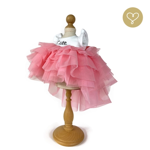 Sukienka różowa z falbanami i kokardą dla lalki 38 cm Lullu Dolls aymetryczna: z przodu krótsza, z tyłu dłuższa, z przodu aplikacja "Cute" w kolorze czarnym
