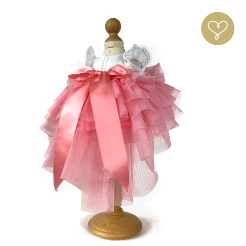 Sukienka różowa z falbanami i kokardą dla lalki 38 cm Lullu Dolls aymetryczna: z przodu krótsza, z tyłu dłuższa, z przodu aplikacja "Cute" w kolorze czarnym