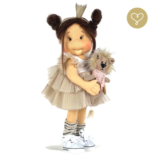 Lalka 38 cm Lullu Dolls Candy Lou w ubranku, maskotka Lewcio Miombo, 3 warianty wyboru, na zdjęciu wariant 2 ruchomy szkielet