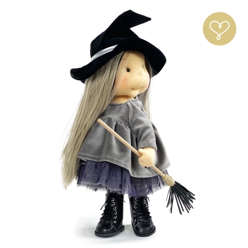 Lalka 38 cm Lullu Dolls Czarownica Esmarelda w ubranku z miotełką, 3 warianty wyboru, na zdjęciu wariant 1 podstawowy