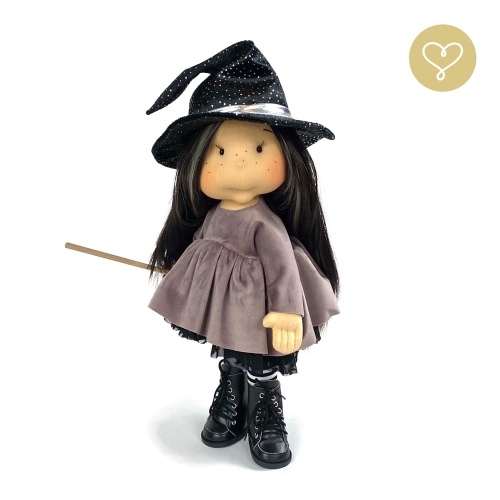 Lalka 38 cm Lullu Dolls Czarownica Hexa w ubranku z miotełką, 3 warianty wyboru, na zdjęciu wariant 1 podstawowy