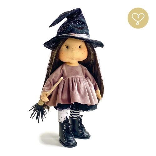 Lalka 38 cm Lullu Dolls Czarownica Hexa w ubranku z miotełką, 3 warianty wyboru, na zdjęciu wariant 1 podstawowy