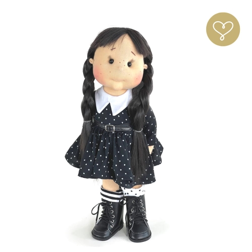 Lalka 38 cm Lullu Dolls Midnight w ubranku, 3 warianty wyboru, na zdjęciu wariant 1 podstawowy