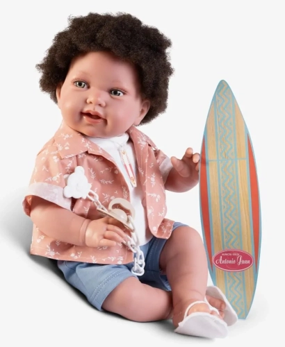 Lalka Hiszpańska 42 cm Antonio Juan 33361 Pipo Surfer, bobas miękki brzuszek, krótkie ciemne włosy afro, rzęsy, ubranko, smoczek, tekturowa imitacja deski surfingowej