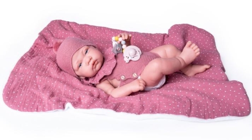 Lalka Hiszpańska 42 cm Antonio Juan 80220 Sweet Reborn Sofia, bobas cały winylowy, bez włosów, rzęsy, waga i dopracowanie szczegółów upodabnia do prawdziwego dziecka, dzianinowa czapeczka i body z falbanką, dwustronny kocyk, smoczek z zawieszką