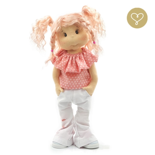 Bawełniane białe spodnie z kieszeniami dla lalki 38 cm Lullu Dolls, na nogawce stylowe przetarcia, podszyte różowymi łatkami.