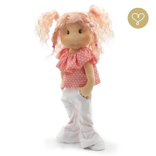 Strój Pink dla lalki 38 cm Lullu Dolls różowa bluzka z falbaną w białe kropeczki, białe bawełniane spodnie z kieszeniami, na nogawce przetarcia podszyte różowymi łatkami w białe kropeczki