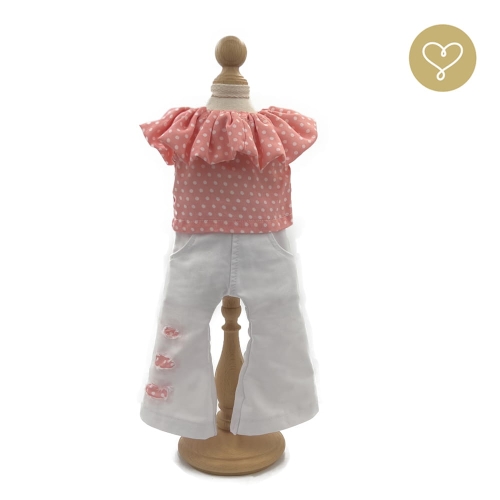 Strój Pink dla lalki 38 cm Lullu Dolls różowa bluzka z falbaną w białe kropeczki, białe bawełniane spodnie z kieszeniami, na nogawce przetarcia podszyte różowymi łatkami w białe kropeczki