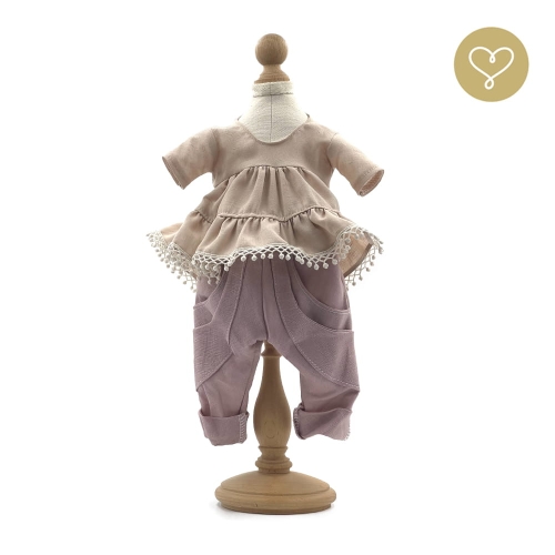Strój Jenny dla lalki 38 cm Lullu Dolls  jasnobeżowa tunika z dzianiny wykończona koronką, lniane spodnie z kieszeniami w kolorze brudnego różu