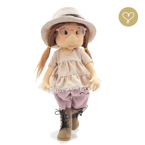 Strój Jenny dla lalki 38 cm Lullu Dolls  jasnobeżowa tunika z dzianiny wykończona koronką, lniane spodnie z kieszeniami w kolorze brudnego różu