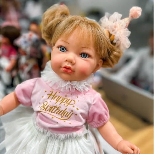 Lalka Hiszpańska 45 cm Marina&Pau 0882 Alina, bobas, miękki brzuszek, niebieskie oczy, gęste blond włosy z grzywką i kucykami, w ubranku Happy Birthday