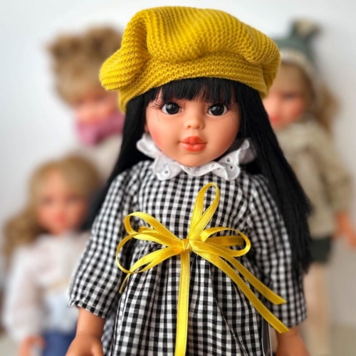 Lalka Hiszpańska 40 cm ASI 0517630 Sabrina, klasyczna, cała z winylu, średnio długie proste czarne włosy z grzywką, w ubranku