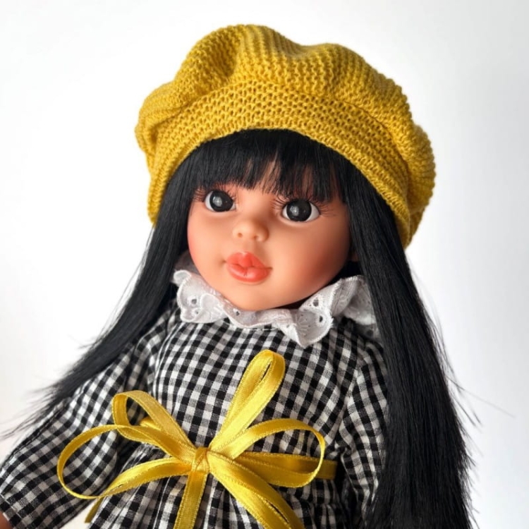 Lalka Hiszpańska 40 cm ASI 0517630 Sabrina, klasyczna, cała z winylu, średnio długie proste czarne włosy z grzywką, w ubranku