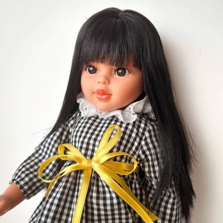 Lalka Hiszpańska 40 cm ASI 0517630 Sabrina, klasyczna, cała z winylu, średnio długie proste czarne włosy z grzywką, w ubranku