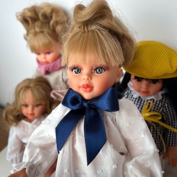 Lalka Hiszpańska 40 cm ASI 0516370 Sabrina, klasyczna, cała z winylu, średnio długie pofalowane jasne włosy z grzywką, w ubranku