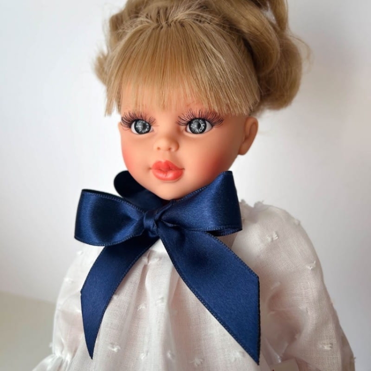 Lalka Hiszpańska 40 cm ASI 0516370 Sabrina, klasyczna, cała z winylu, średnio długie pofalowane jasne włosy z grzywką, w ubranku