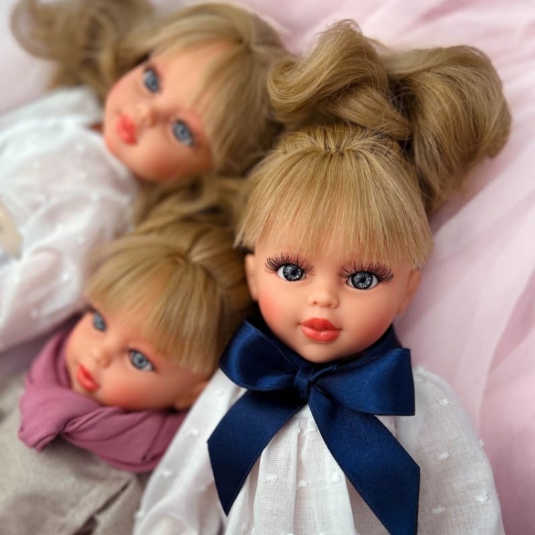Lalka Hiszpańska 40 cm ASI 0516370 Sabrina, klasyczna, cała z winylu, średnio długie pofalowane jasne włosy z grzywką, w ubranku