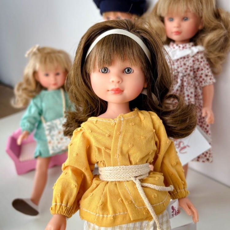 Lalka Hiszpańska 30 cm ASI 0167530 Celia, klasyczna, cała z winylu, średnio długie ciemne włosy z grzywką, w ubranku